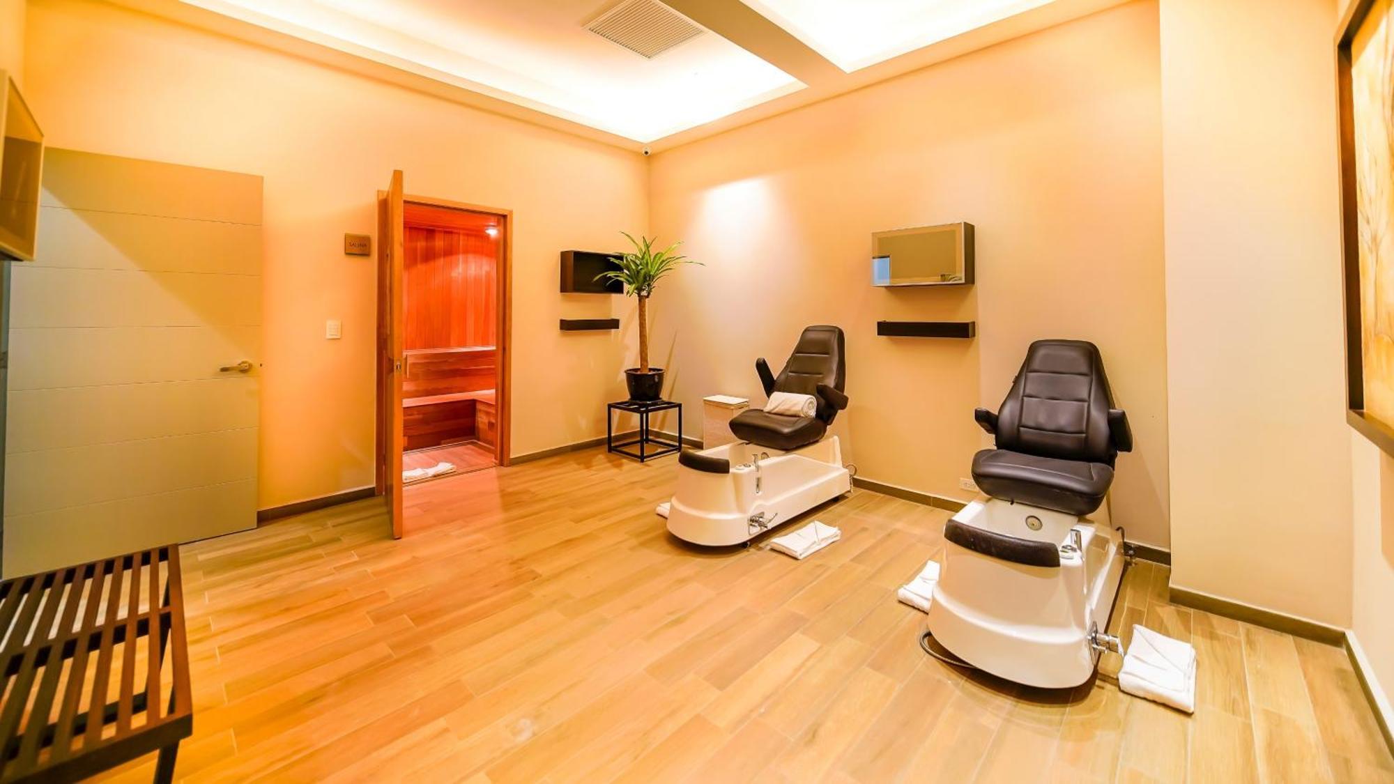 Metria Hotel León Exteriör bild A nail salon