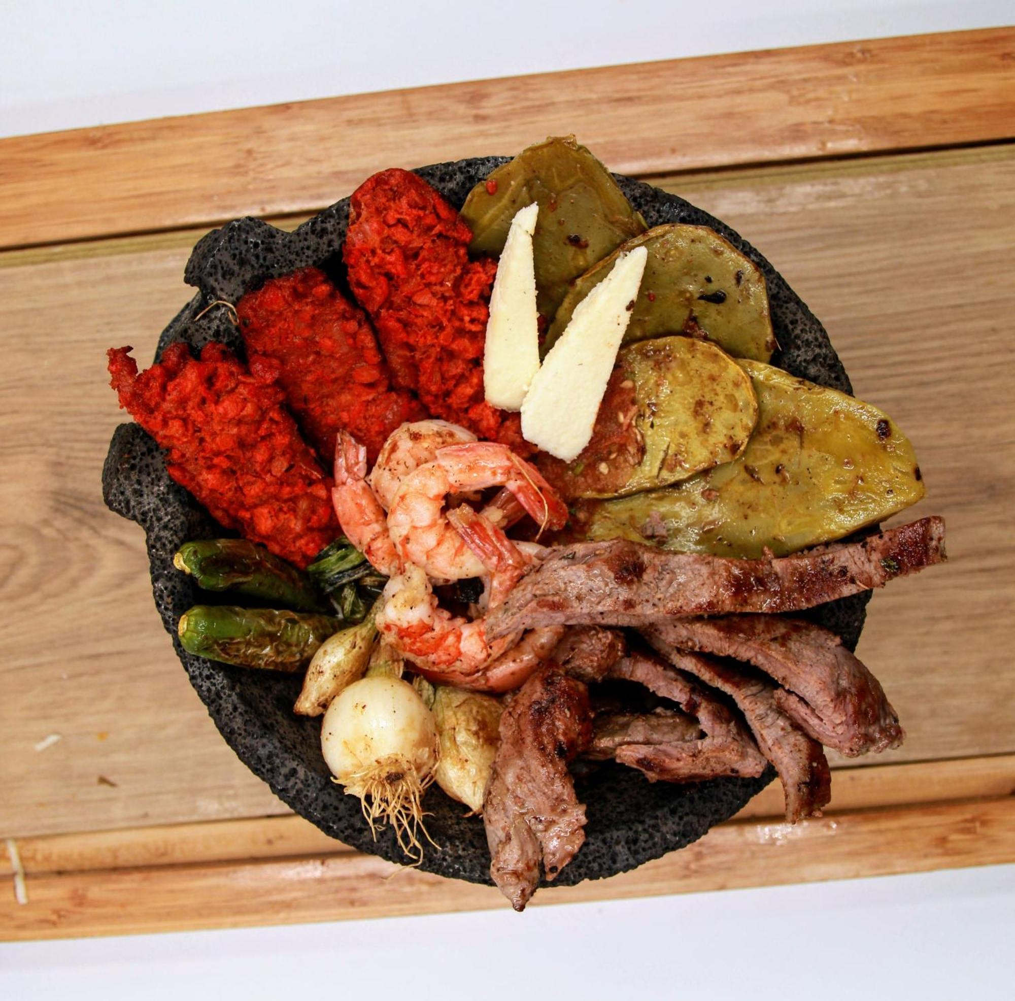 Metria Hotel León Exteriör bild A plate of assorted grilled meats