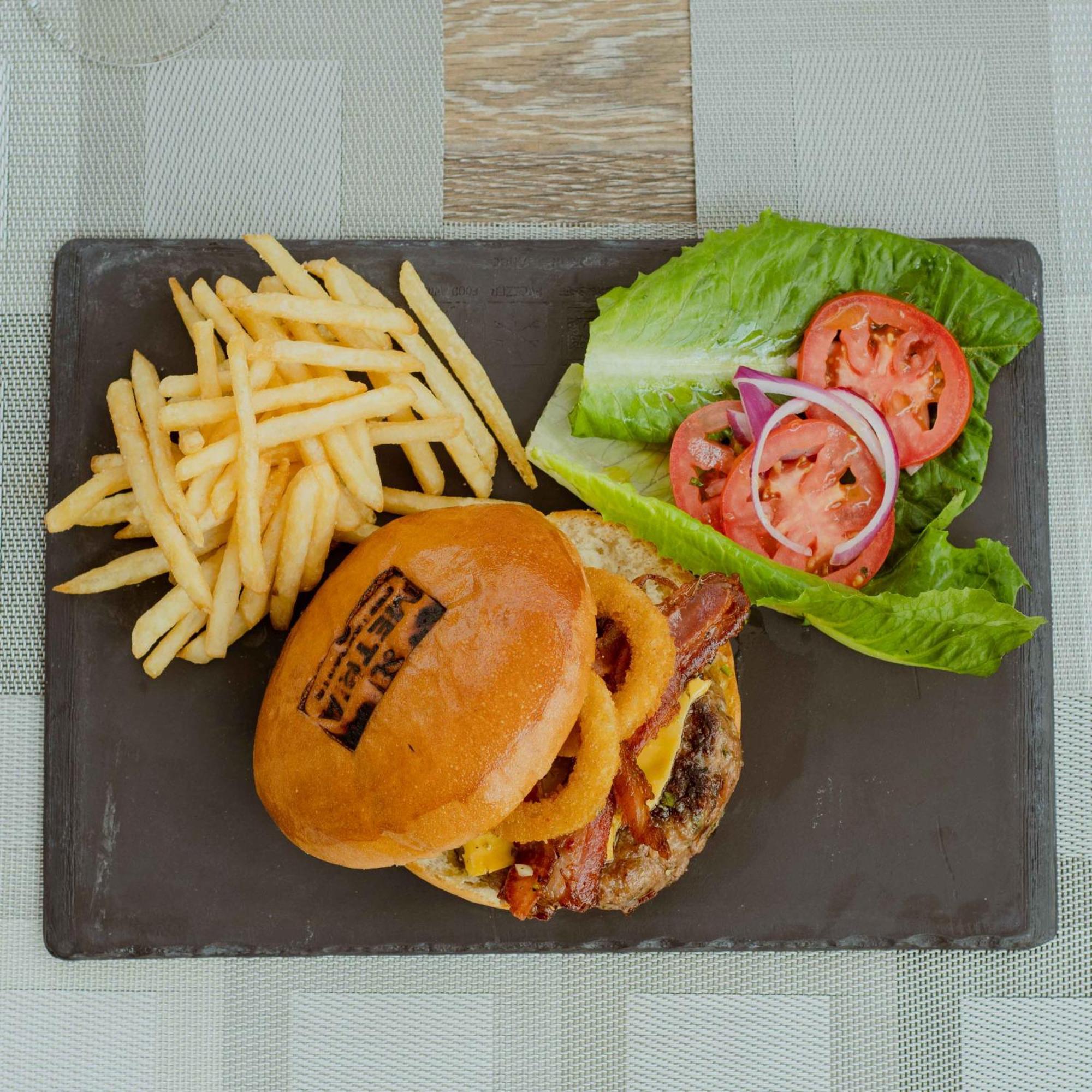 Metria Hotel León Exteriör bild A cheeseburger with fries